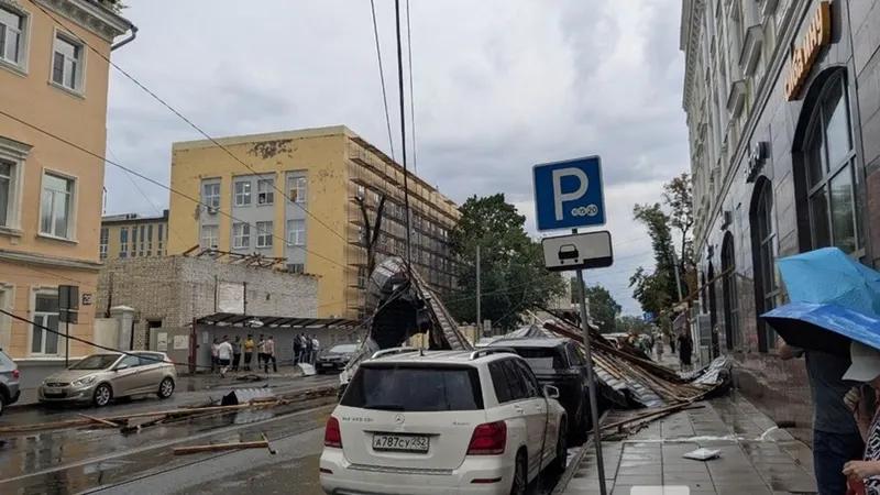 Крыша обрушилась в центре Нижнего Новгорода из-за урагана: дорога перекрыта