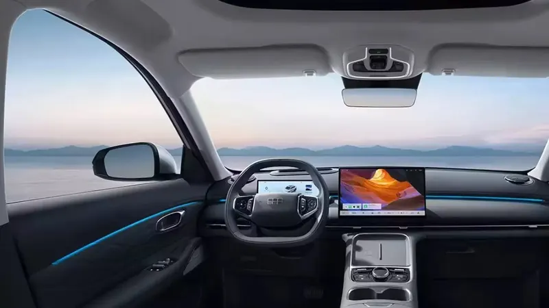 Почему этот кроссовер Geely стал лидером среди новых гибридов