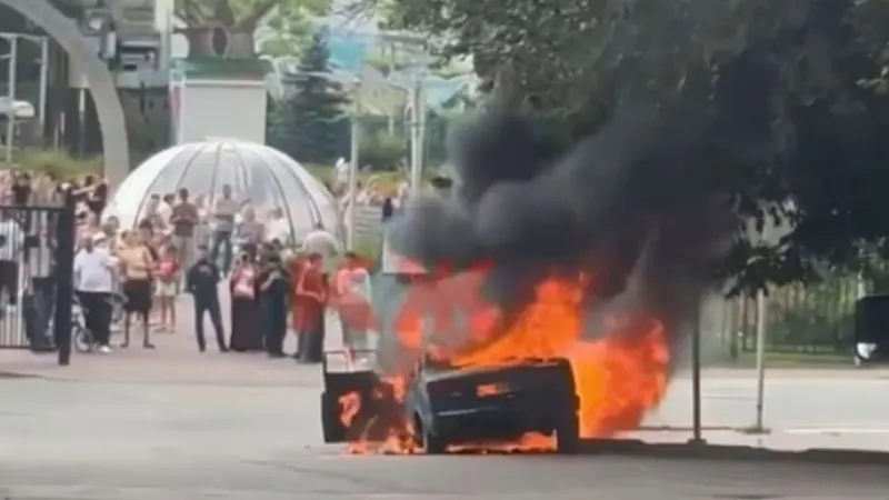 В Калуге сгорел автомобиль из-за неисправности электропроводки