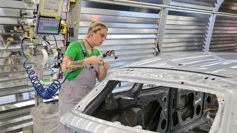 Volkswagen включил заднюю: концерн уже не собирается закрывать заводы