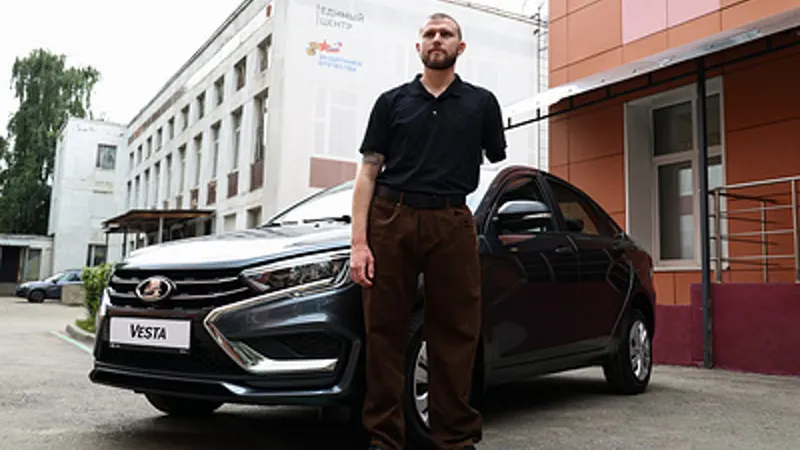 Денис Майданов вручил автомобиль Lada ветерану СВО