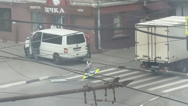 В Туле водитель задним ходом сбил знак на проспекте Ленина