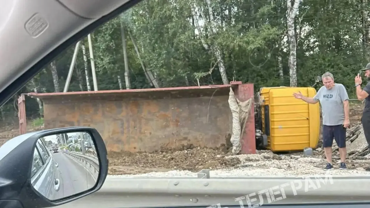 Грузовик опрокинулся в Туле