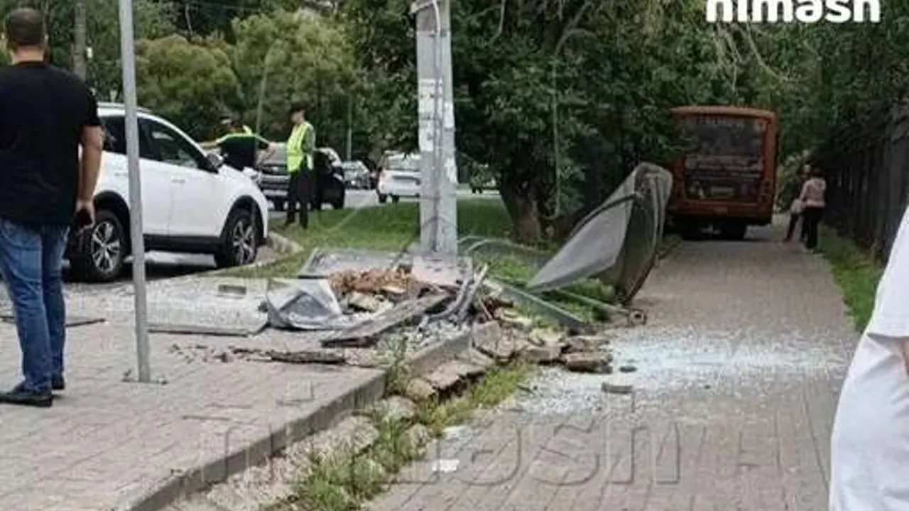 Mash: в Нижнем Новгороде автобус с пассажирами разнес остановку