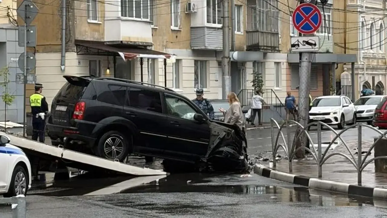 Разбилась иномарка на перекрестке Краснорядской и Горького в Рязани