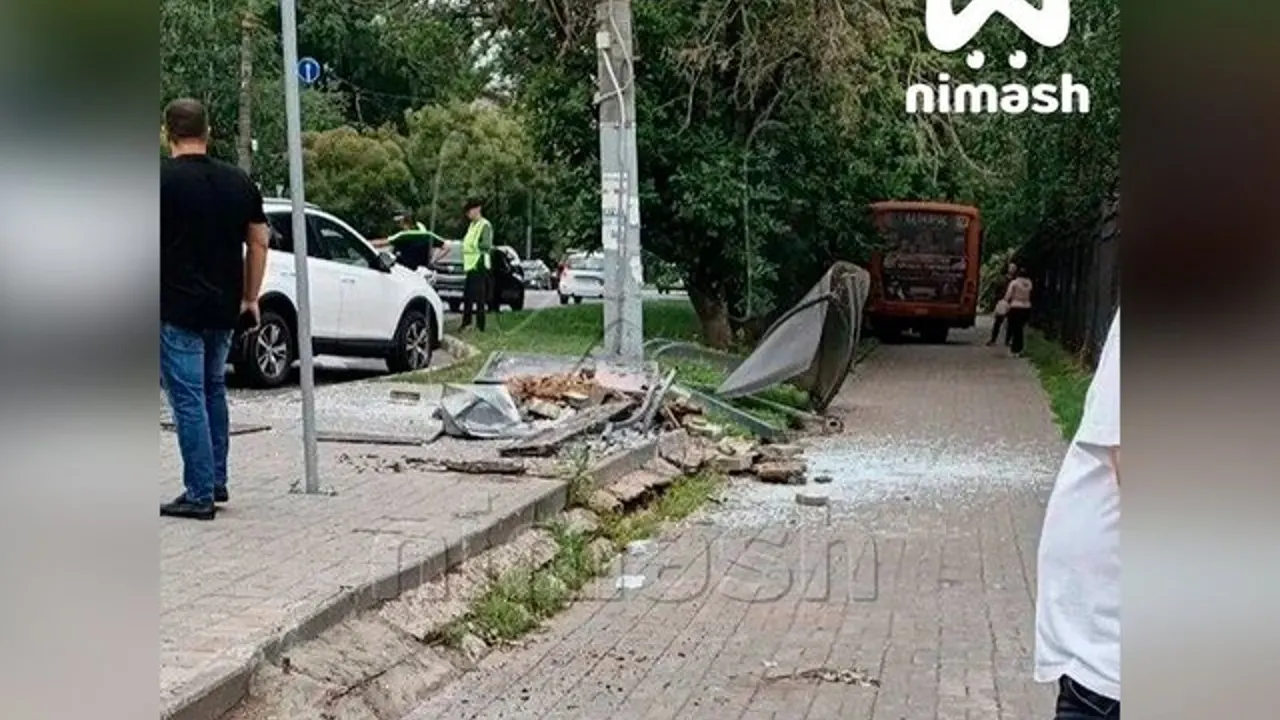 Водитель автобуса умер за рулем и врезался в остановку в Нижнем Новгороде