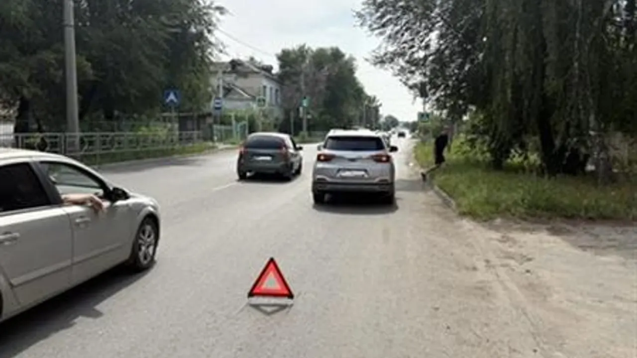 Chery Tiggo врезался в стоящую Lada Vesta в Сызрани, пострадали двое детей