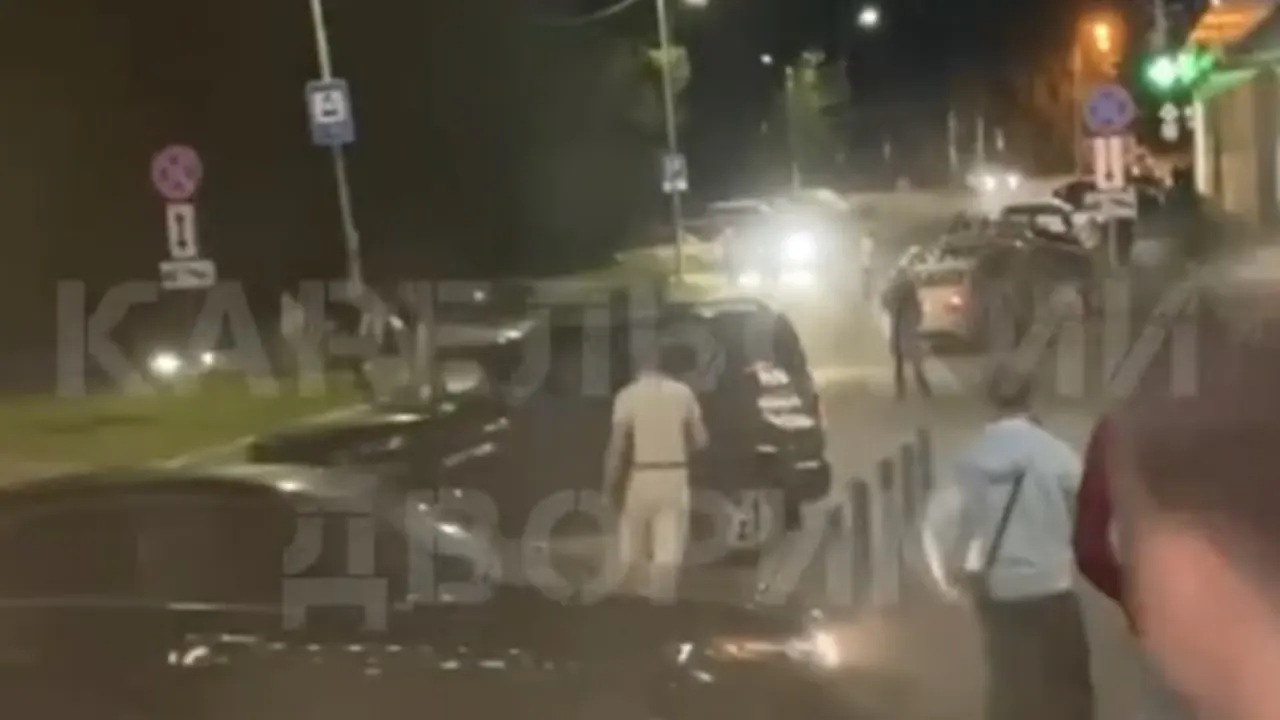 В Петрозаводске на видео сняли, как водитель УАЗ врезался в машины и опрокинулся