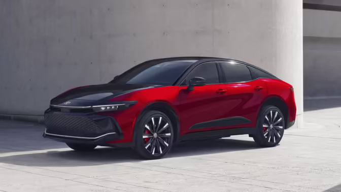 Toyota освежила кросс-седан Crown: иная корма и пересмотренная гибридная установка