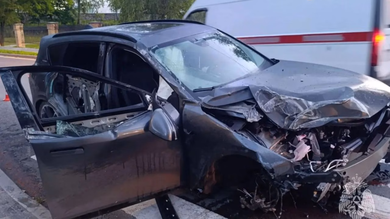 В Ивановской области девушка влетела в столб на машине и попала в больницу