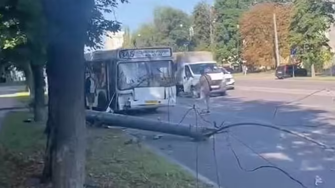 В Липецке водитель автобуса врезался в столб из-за плохо самочувствия