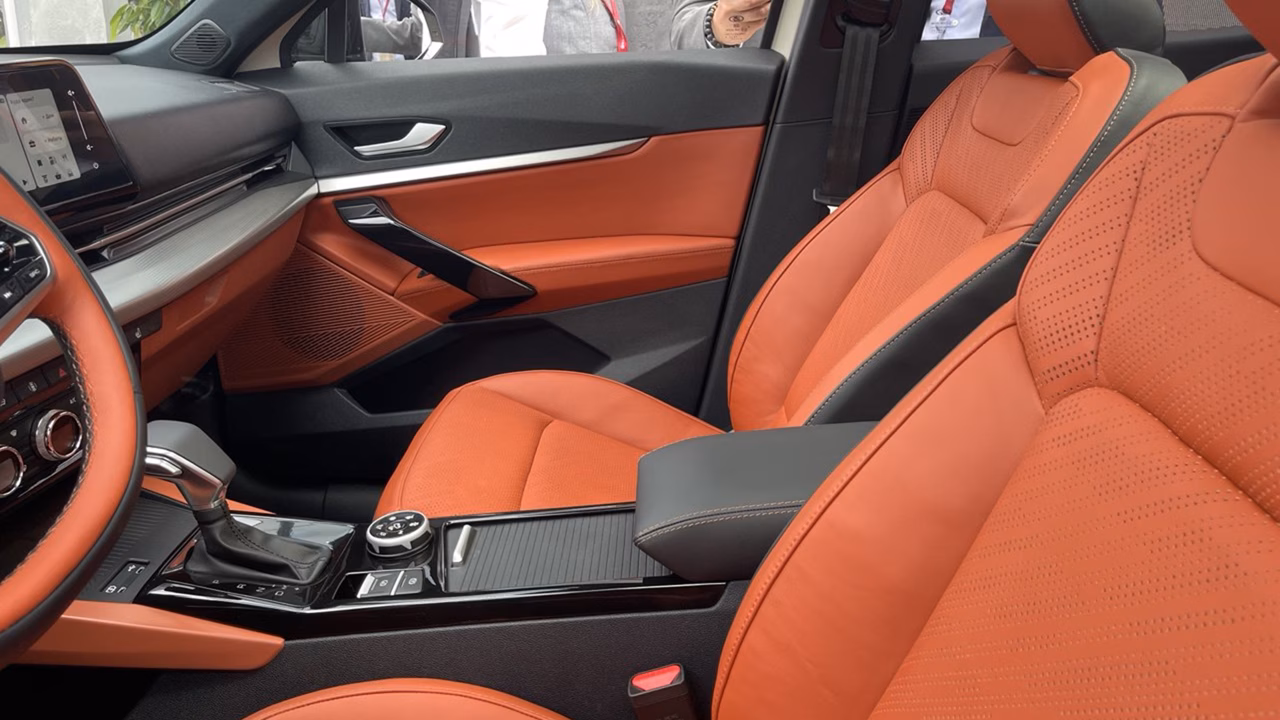 Точность в каждом шве: АвтоВАЗ показал, как собирают сиденья для Lada Azimut