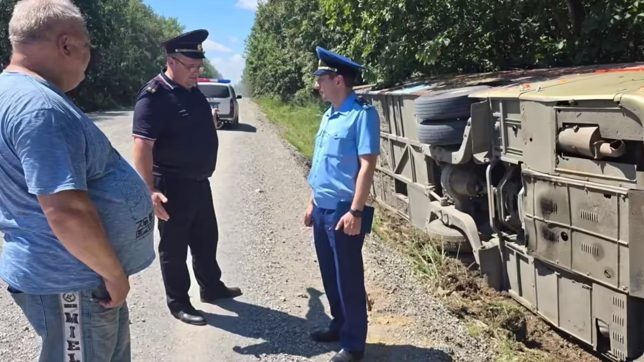 В Уссурийске опрокинулся автобус с детьми
