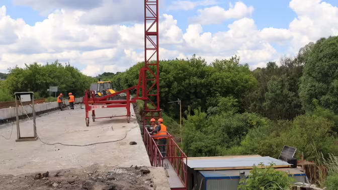 В Курской области ремонтируют мост через реку Дичня