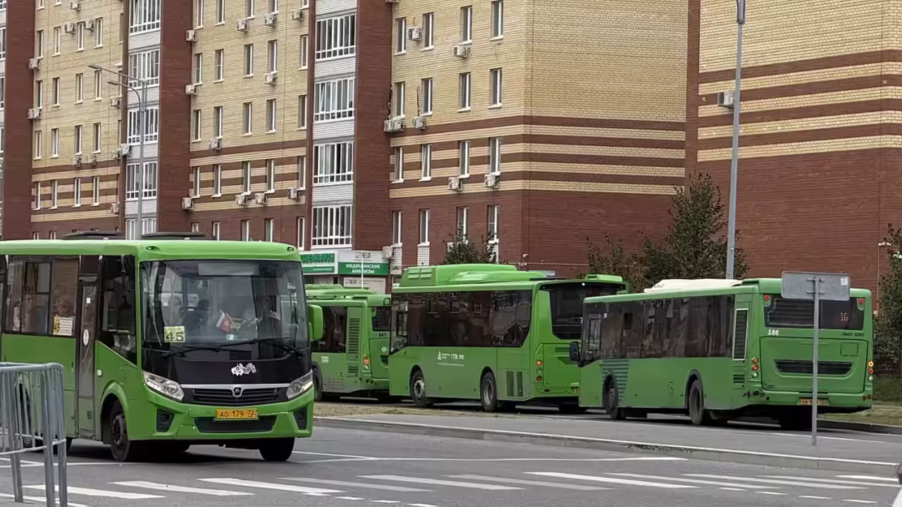 В Екатеринбурге 15 новых автобусов-гармошек вышли на три маршрута