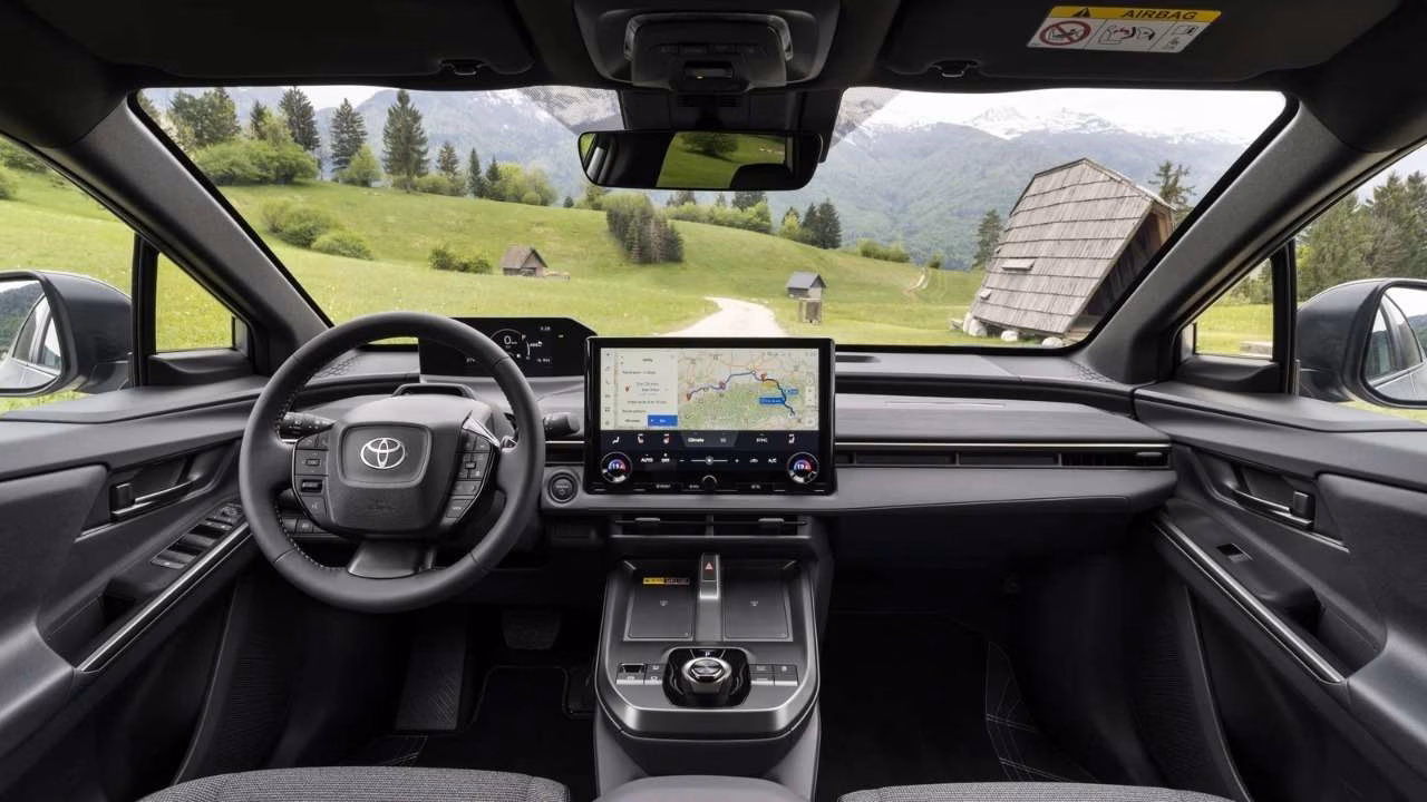 Toyota начала продажи электрокроссовера bZ4X Touring с палаткой на крыше