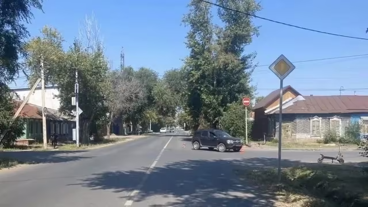 В Оренбурге автомобиль при повороте наехал на электросамокат