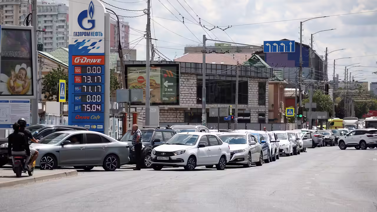 Новая волна дефицита бензина: очереди на АЗС могут сохраниться до октября
