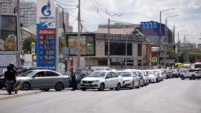 Новая волна дефицита бензина: очереди на АЗС могут сохраниться до октября