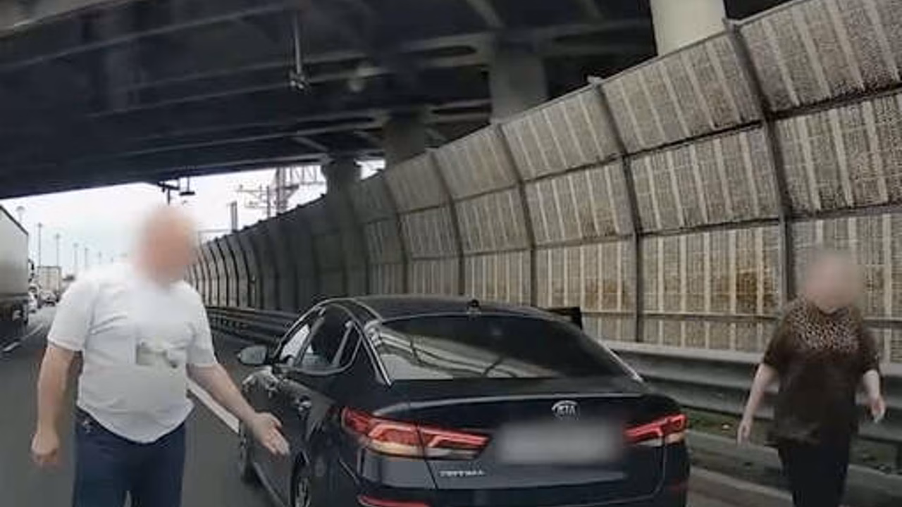 В Петербурге на КАД произошел конфликт из-за движения по обочине