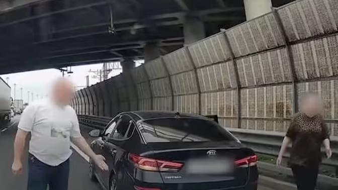В Петербурге на КАД произошел конфликт из-за движения по обочине