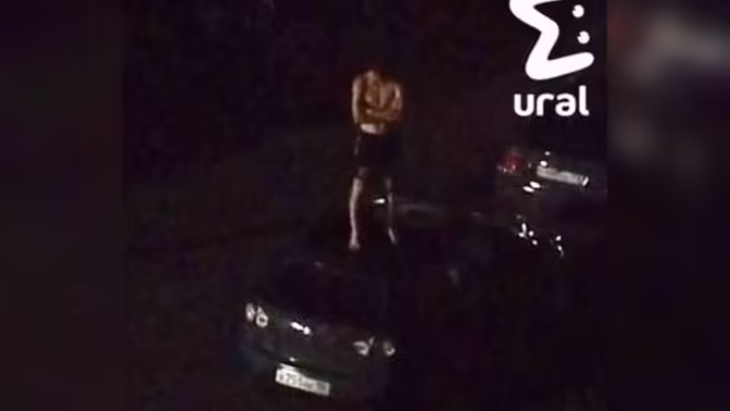 В Челябинске на видео попало, как мужчина прыгал по крышам автомобилей