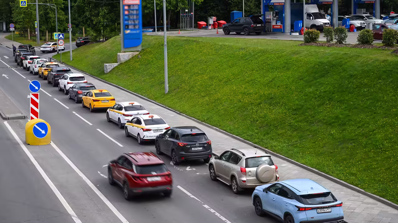 Автомобилисты теряют до 10 тысяч рублей в очередях на заправках