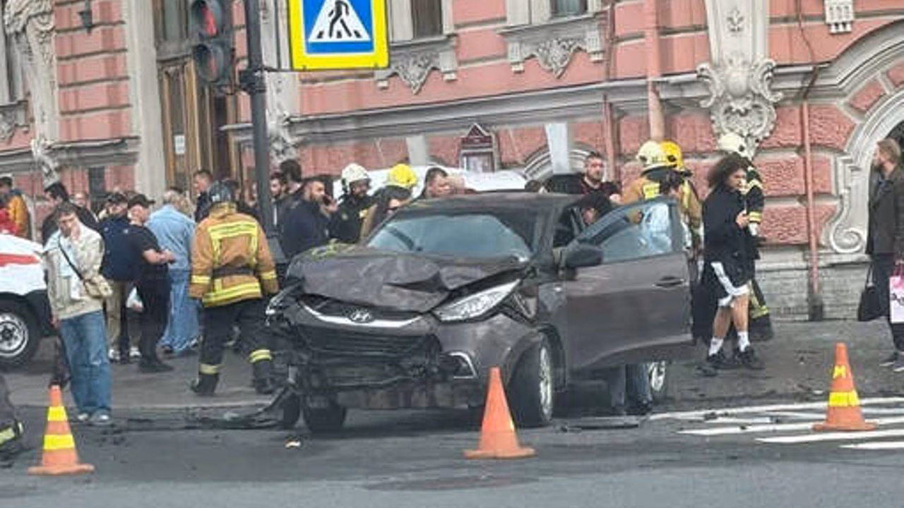 В Санкт-Петербурге на Невском проспекте иномарка вылетела на пешеходный переход