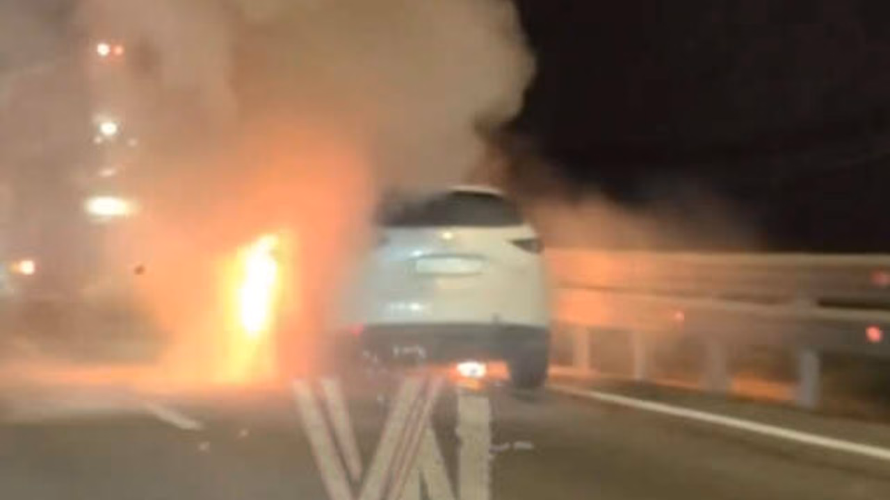 На Дальнем Востоке Mazda CX-5 вспыхнула на дороге и попала на видео