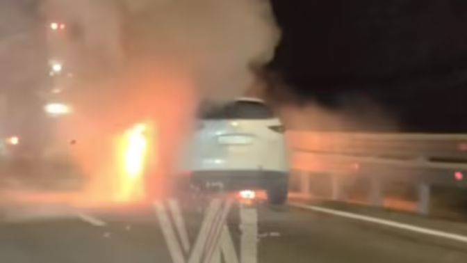 На Дальнем Востоке Mazda CX-5 вспыхнула на дороге и попала на видео