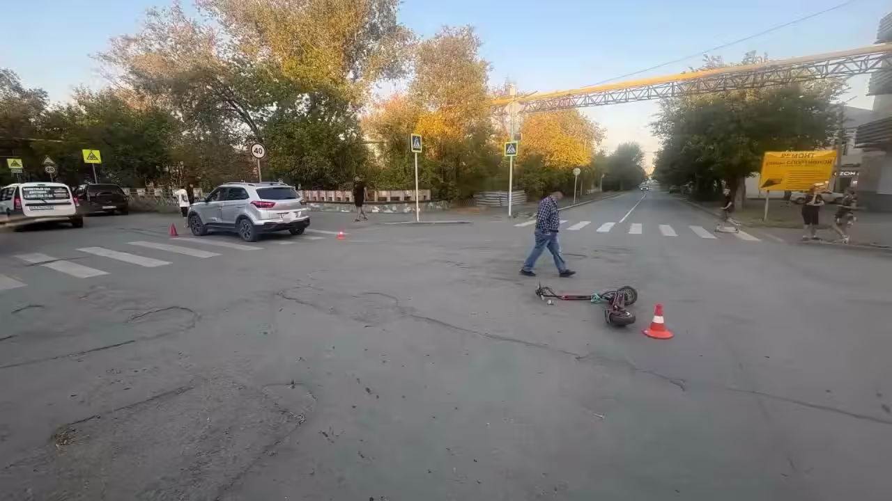 В Орске 14-летняя самокатчица попала в больницу после ДТП с автомобилем