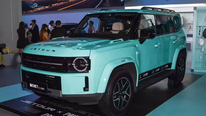На автосалоне в Чэнду представили гибридный кроссовер Jetour Traveller 7