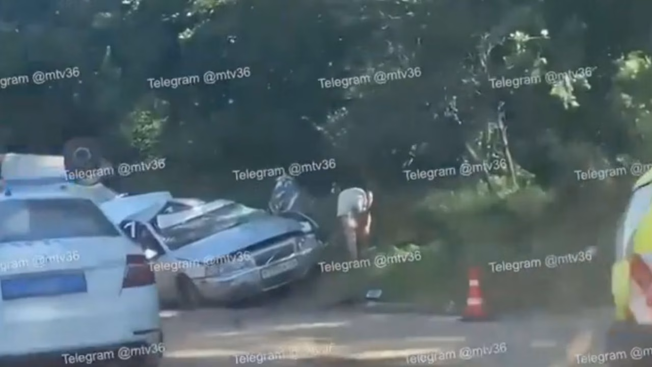 Грузовик перевернулся на крышу в аварии с легковым авто на трассе в Воронеже