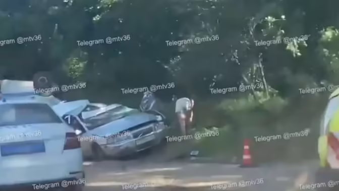 Грузовик перевернулся на крышу в аварии с легковым авто на трассе в Воронеже