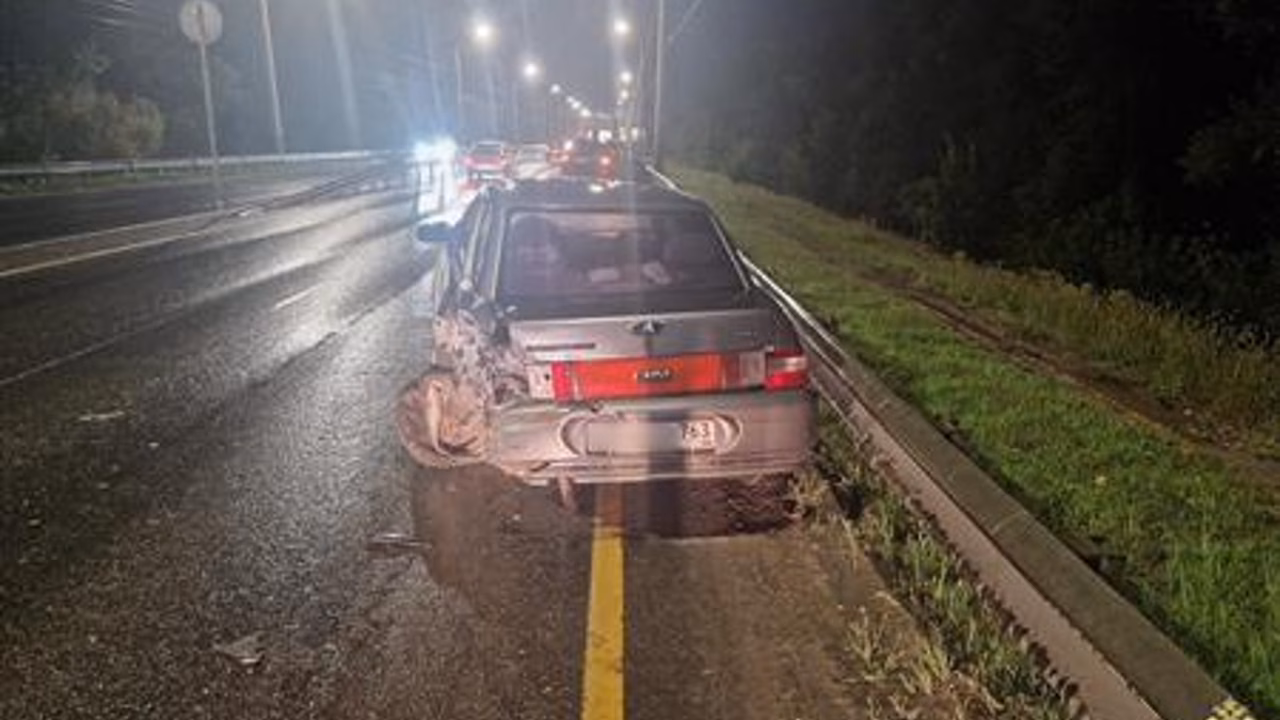В Самаре госпитализировали пешехода, на которого отбросило автомобиль без водителя