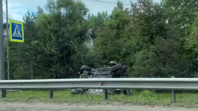 Под Петербургом автомобиль потерял двигатель, снес столб и перевернулся