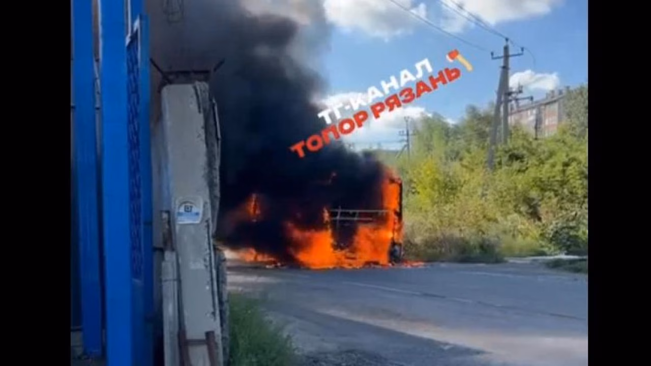 В Рязани загорелся автобус на улице Тепличной