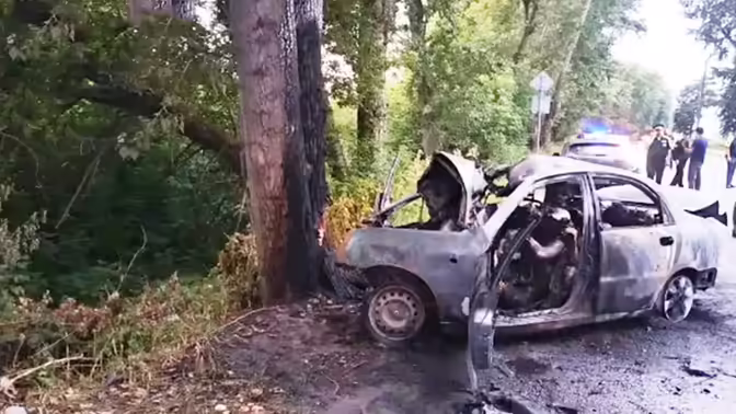 В Татарстане автомобиль врезался в дерево и загорелся, погибли шесть человек