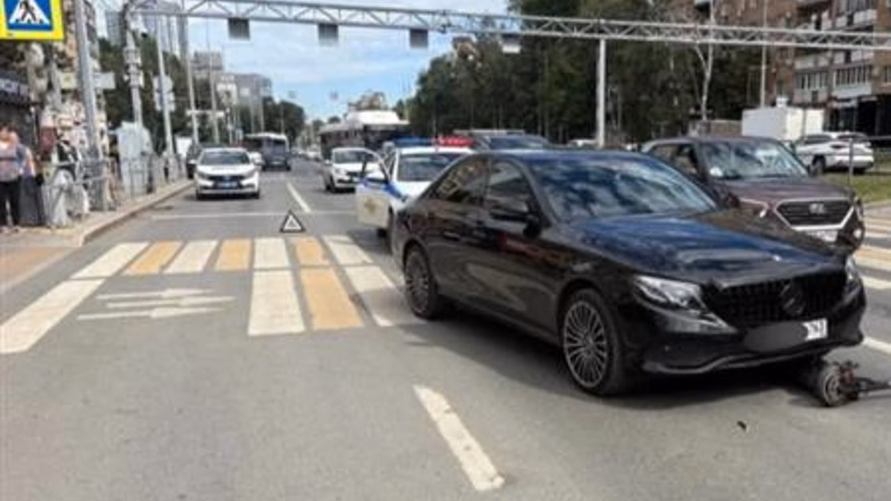 В Самаре госпитализирован ребенок, выехавший на самокате на "красный" под колеса Mercedes-Benz