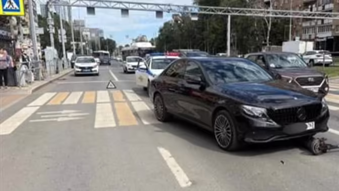 В Самаре госпитализирован ребенок, выехавший на самокате на "красный" под колеса Mercedes-Benz