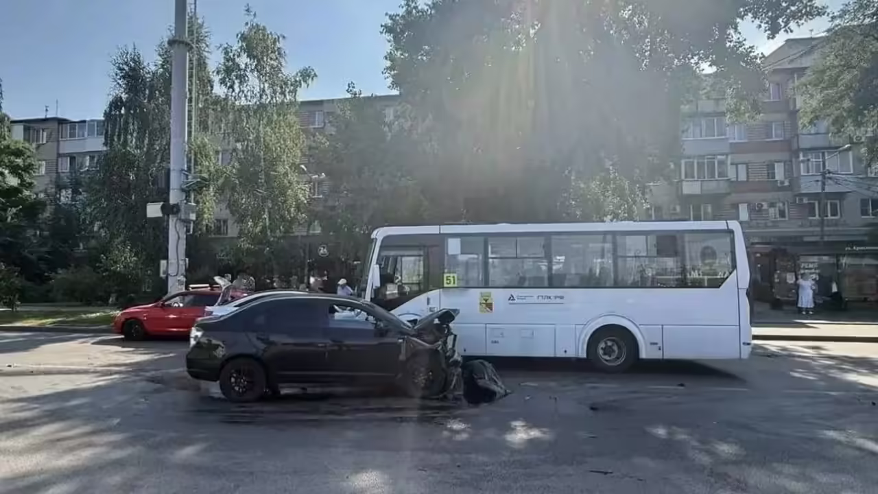 Легковушка устроила цепное ДТП с автобусом и двумя иномарками в Воронеже