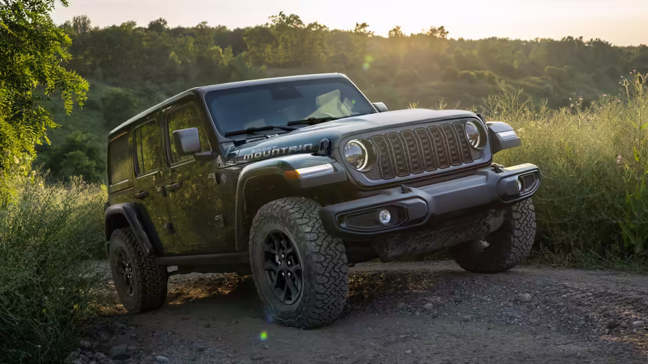 У внедорожника Jeep Wrangler появилась «затемнённая» версия Smoky Mountain