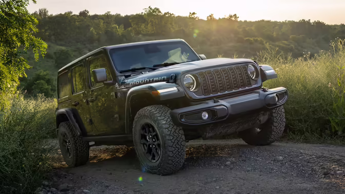 У внедорожника Jeep Wrangler появилась «затемнённая» версия Smoky Mountain