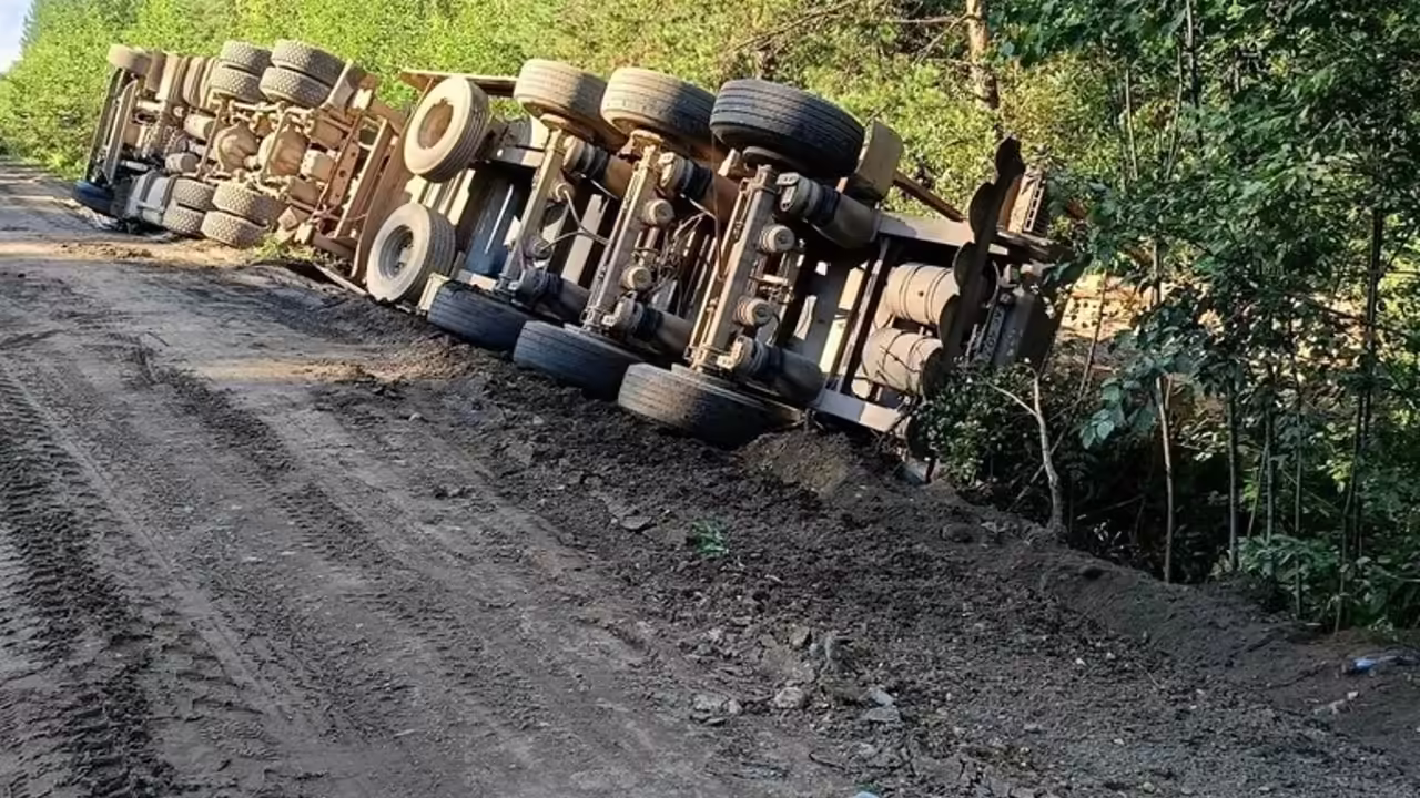 В Подосиновском районе опрокинулся большегруз
