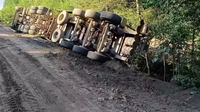 В Подосиновском районе опрокинулся большегруз