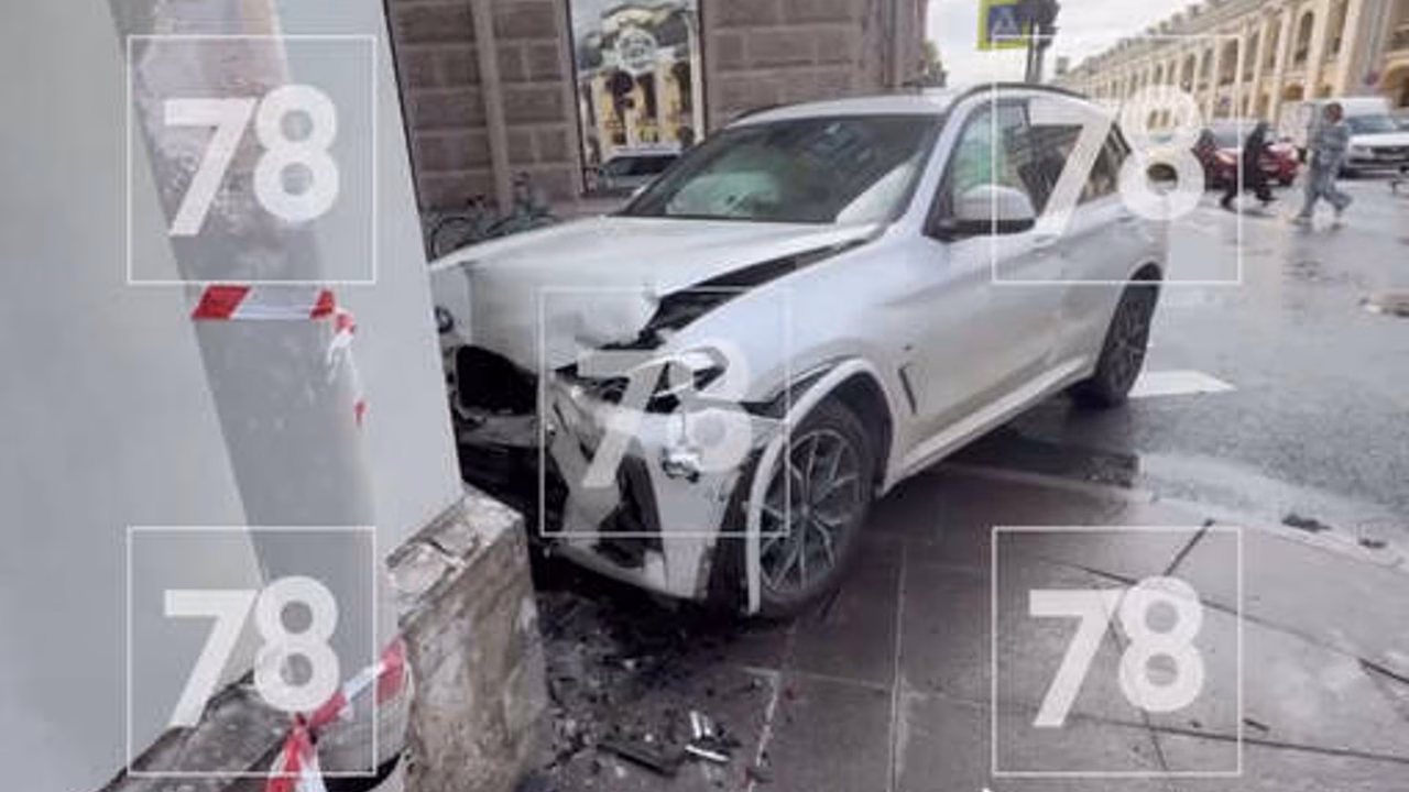 BMW столкнулась с Lada Granta и влетела в здание на Садовой улице Петербурга
