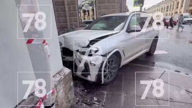 BMW столкнулась с Lada Granta и влетела в здание на Садовой улице Петербурга