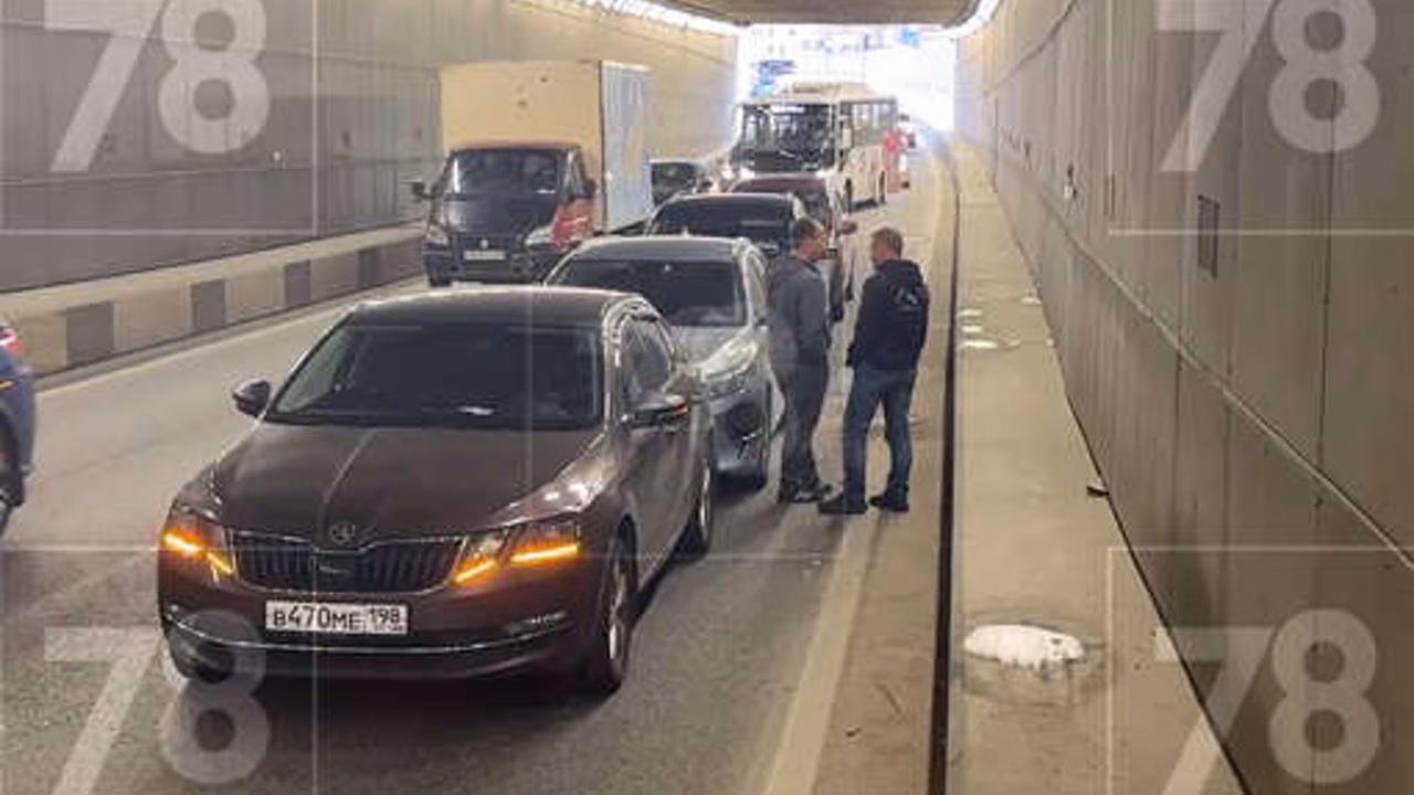 В Петербурге беременная женщина больше часа ждала помощи после аварии