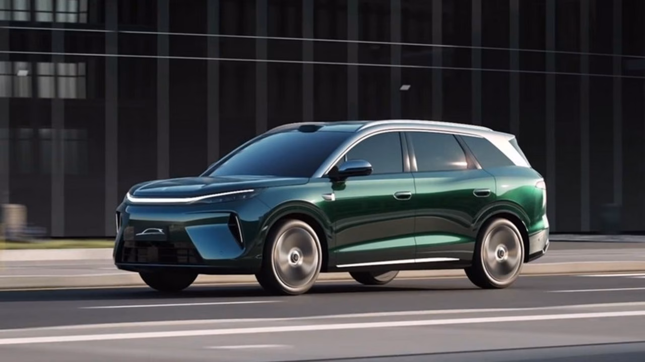 Кроссовер BYD Tang нового поколения: больше предшественника и с единым табло внутри