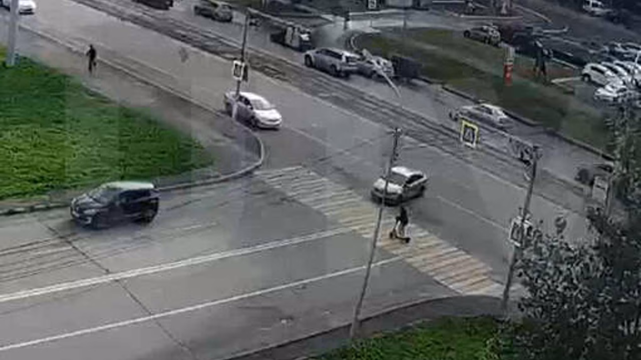 В Уфе попало на видео, как автомобиль сбил девочку-самокатчицу на зебре